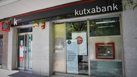 Exterior de una sucursal del banco Kutxabank en Madrid. E.P./Jesús Hellín