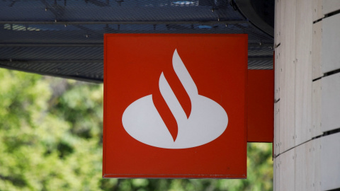 El logo del Banco Santander en el exterio de una de sus sucursales en Varsovia (Polonia). REUTERS/Kacper Pempel