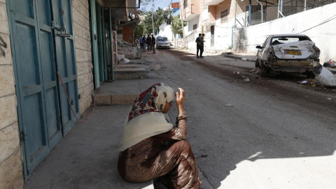 10 de junio de 2024. Mujer sentada tras el ataque a un campo de refugiados de Tubas.