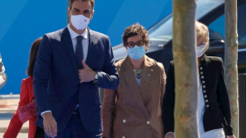 El presidente del Gobierno, Pedro Sánchez, junto a la ministra de Exteriores, Arancha González Laya, a su llegada a la cumbre que los líderes de la OTAN celebran este lunes en Bruselas.