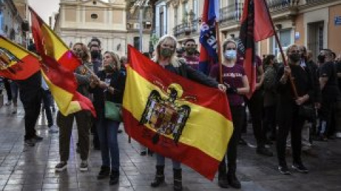 Multan con 4.000 euros a dos participantes de una marcha de España 2000 en València por exhibir banderas franquistas