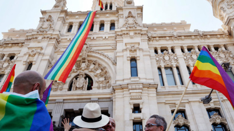 Imagen de archivo de una manifestación a favor de los derechos LGTBI frente al Ayuntamiento de Madrid. REUTERS/Susana Vera