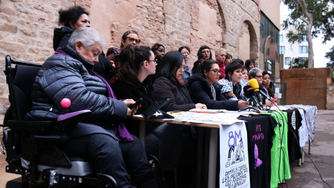 Representants de l'Assemblea 8M en la roda de premsa que han celebrat aquest dilluns