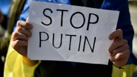 "No a la guerra", "Putin fascista": protestas ante las embajadas rusas de todo el mundo en apoyo a Ucrania