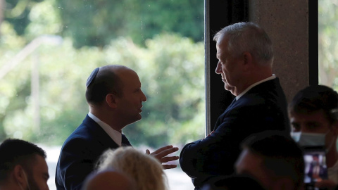 El nuevo primer ministro de Israel, Naftali Bennett (i.), conversa con su ministro de Defensa, Benny Gantz (d.), antes de la foto de familia del nuevo Ejecutivo, en la residencia del presidente del país, Reuven Rivlin, en Jerusalén. EFE/EPA/ATEF SAFADI