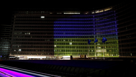 El edificio de la Comisión Europea en Bruselas, iluminado con los colores de la bandera de Ucrania. REUTERS/Johanna Geron