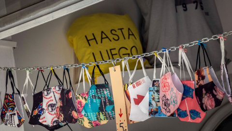 Varias mascarillas son expuestas para su venta en una tienda del centro histórico de Valencia mientras algunos partidos políticos han abierto el debate sobre el fin de la mascarilla obligatoria al aire libre.