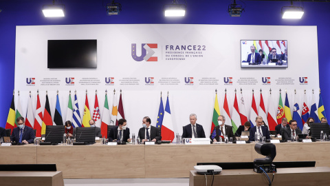 El ministro de Finanzas francés, Bruno Le Maire (centro), organiza una cumbre informal de ministros de finanzas de la UE en París, Francia, el 25 de febrero de 2022.