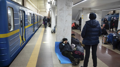 Ucranianos se refugian en una estación de metro para la próxima noche en Kiev, Ucrania, el 24 de febrero de 2022.