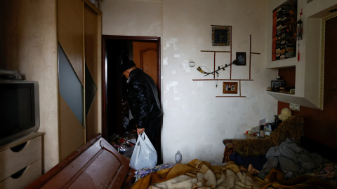 Un hombre contempla los daños en su habitación de un edificio residencial de Kiev, Ucrania, dañado por un bombardeo ruso durante la madrugada de este viernes.