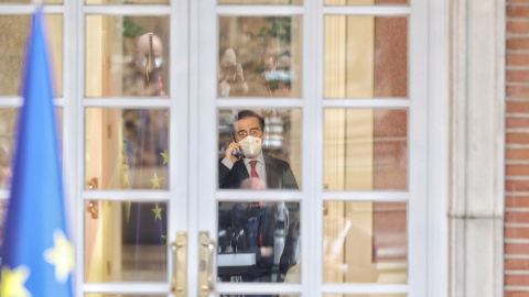 El ministro de Exteriores, Unión Europea y Cooperación, José Manuel Albares, habla por teléfono en el acto de la declaración institucional sobre la situación en Ucrania desde el Palacio de La Moncloa, a 24 de febrero de 2022, en Madrid.