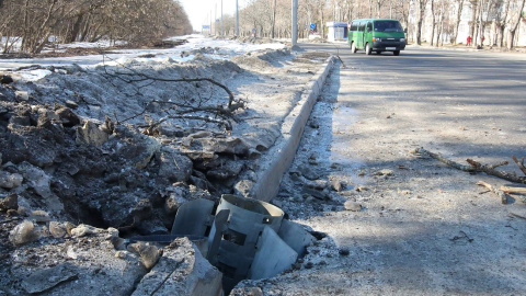 Una caja de cohetes yace enterrada en una carretera después de un reciente bombardeo en Kharkiv, Ucrania, el 24 de febrero de 2022.