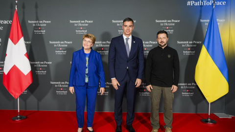 Pedro Sánchez, con la presidenta suiza, Viola Amherd, y su homólogo ucraniano, Volodimir Zelenski.