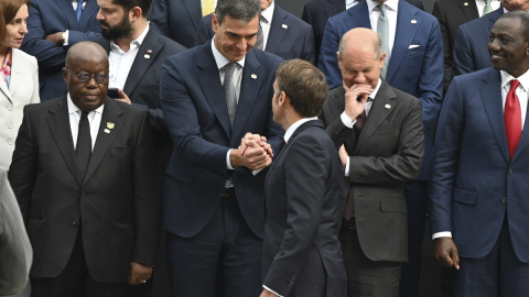 Pedro Sánchez saluda a Emmanuel Macron en la cumbre de paz sobre Ucrania, en Bürgenstock (Suiza).