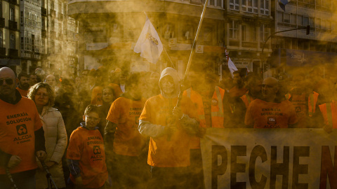 Manifestación de trabajadores de Alcoa delante de la Delegación del gobierno en A Coruña.