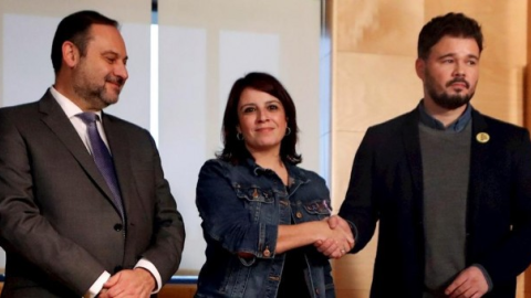 El secretari d'Organització del PSOE, José Luis Ábalos, al costat de la portaveu parlamentària socialista, Adriana Lastra, i el portaveu d'ERC al Congrés, Gabriel Rufián, aquest dijous, durant la reunió entre els equips negociadors del PSOE i ERC p