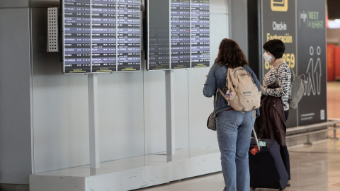 Dos pasajeras en la terminal T4 del Aeropuerto Adolfo Suárez - Madrid Barajas