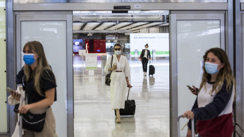 Pasajeros a su llegada a las instalaciones de la Terminal T4 del Aeropuerto Adolfo Suárez Madrid-Barajas, a 7 de junio de 2021.