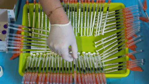 Una enfermera del Servicio Murciano de Salud prepara jeringuillas con dosis de la vacuna contra la covid-19.