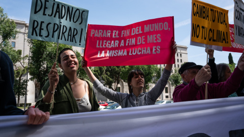 Varias personas se manifiestan en una protesta convocada por Rebelión y Extinción, frente al Ministerio de Transición Ecológica, a 17 de mayo de 2023, en Madrid (España).