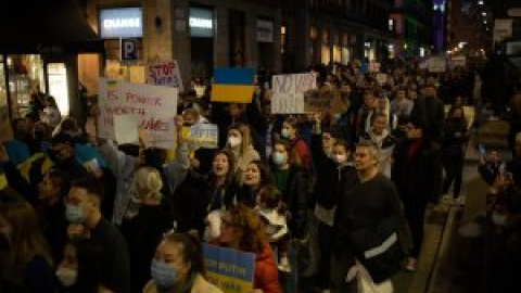 Centenars de persones es manifesten a Barcelona contra la guerra