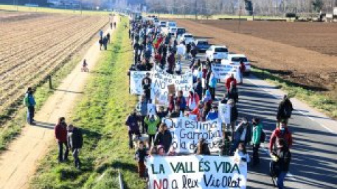 Veïns i pagesos de la Vall d'en Bas protesten en contra de les variants de les Preses i Olot que "trinxen" el territori