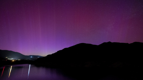 Un aurora boreal cubre el cielo de Catalunya, a 11 de mayo de 2024.