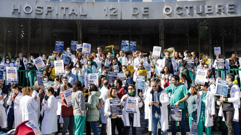 Varios médicos y sanitarios protestan durante una concentración a las puertas del Hospital 12 de octubre, a 2 de marzo de 2023, en Madrid (España).