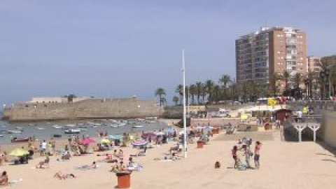 Cádiz se divide ante el cambio de normativa que permitirá el nudismo en sus playas