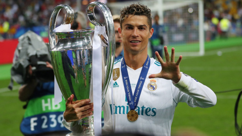 Cristiano Ronaldo celebra la decimotercera Champions del Real Madrid, la quinta de su cuenta particular.- REUTERS