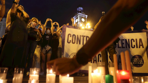 Decenas de personas se concentran hoy viernes en la madrileña Puerta del Sol para condenar los últimos casos de violencia machista.