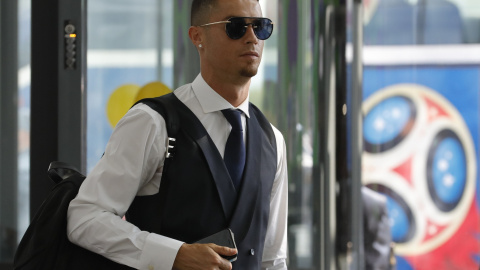 Cristiano Ronaldo en el aeropuerto de Moscú, a punto de regresar a Portugal tras ser eliminado del Mundial. /REUTERS