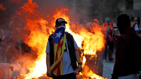 Manifestantes durante las protestas que se están produciendo ante la comisaria de la Policía Nacional de Via Laietana. (ALEJANDRO GARCÍA | EFE)