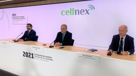 El consejero delegado de Cellnex, Tobias Martínez, junto al director financiero y de M&A, José Manuel Aisa, y al director de Asuntos Corporativos, Toni Brunet, en la presentación de los resultados de 2021.