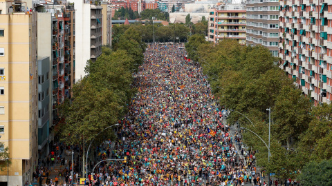 18/10/2019 - Miles de manifestantes en la Avenida Meridiana de Barcelona. / REUTERS - ALBERT GEA