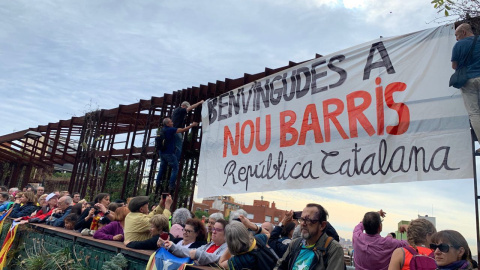 18/10/2019 - Manifestantes esperando la llegada de las "marchas por la libertad" en el puente de Sarajevo, barrio de Trinitat. / PÚBLIC