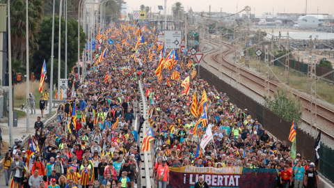 18/10/2019 - Los manifestantes catalanes cantan consignas mientras marchan durante la huelga general de Cataluña en El Masnou. / REUTERS (Albert Gea)