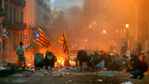 Manifestantes durante los incidentes que se están produciendo en Barcelona. /EFE