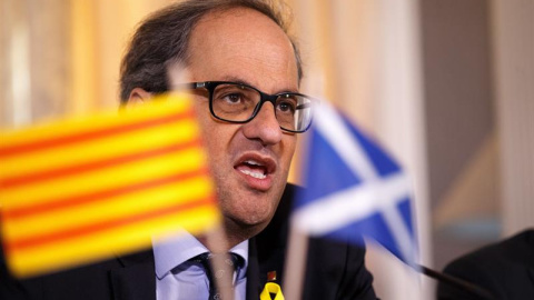 El presidente de Catalunya, Quim Torra, ofrece una rueda de prensa junto a la exconsejera catalana Clara Ponsati en el Hotel Principal en Edimburgo (Reino Unido). /EFE