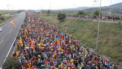 Desenes de milers de persones a la Marxa per la Llibertat al seu pas per l'A-2 a Sant Vicenç dels Horts. MARC FONT