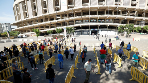 Varias personas esperan para vacunarse en Barcelona