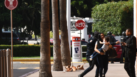 17/10/2019.- Habitantes de la ciudad se resguardan de los fuertes enfrentamientos entre grupos armados con las fuerzas federales este jueves, en Culiacán (México). / EFE - Iván Medina