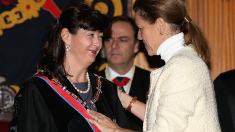 María Dolores de Cospedal entrega a su amiga Concepción Espejel la Gran Cruz de San Raimundo de Peñafort en 2014.