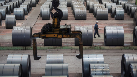 Un trabajador pasa junto a las bobinas de acero en la planta de Chongqing Iron and Steel en Changshou (China). REUTERS/Damir Sagolj