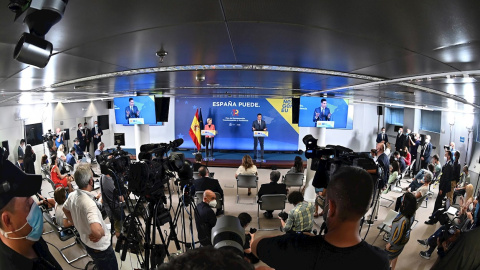 El presidente del Gobierno, Pedro Sánchez, y la presidenta de la Comisión Europea, Ursula von der Leyen, durante su comparecencia conjunta en la sede de Red Eléctrica de España. EFE/ Fernando Villar