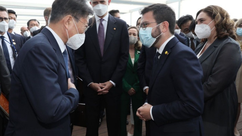 El president Aragonès intercanviant unes paraules amb el president de la República de Corea del Sud, Moon Jae-in, amb el rei Felip VI al fons a la Reunió Anual del Cercle d'Economia.