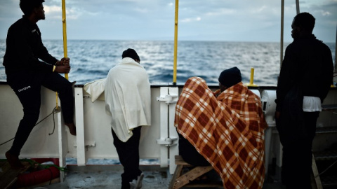 Varios migrantes en el interior del Aquarius. - AFP