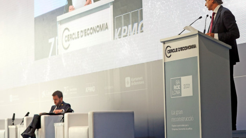 El presidente de la Generalitat, Pere Aragonès, junto al presidente del Cercle d'Economia, Xavier Faus (d), durante la sesión inaugural de la XXXVI Reunión del Cercle d'Economia, en Barcelona. EFE/Quique García