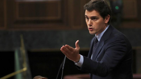 El líder de Ciudadanos, Albert Rivera, durante su intervención en el debate de la moción de censura presentada por el PSOE contra el presidente del Gobierno, Mariano Rajoy, esta tarde en el Congreso de los Diputados. EFE/Kiko Huesca