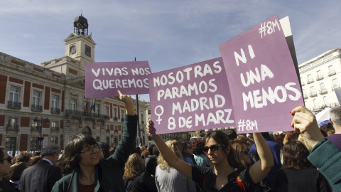 Tres personas alzan carteles para denunciar la violencia machista con motivo del Día Internacional de la Mujer en la madrileña Puerta del Sol.- EFE